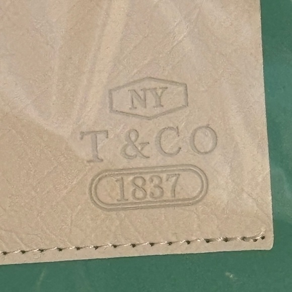 🔷🔹Tiffany & Co. Cream and Green Leather Accessory - Picture 4 of 13